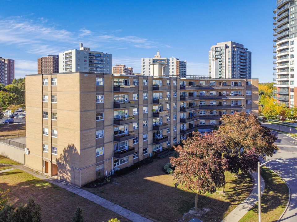 10 Fontenay Crt in Toronto, ON - Building Photo