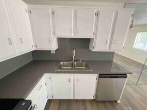 18547 Collins St in Los Angeles, CA - Building Photo - Building Photo