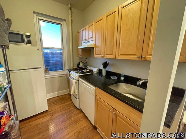 1197 Commonwealth Ave in Boston, MA - Building Photo - Building Photo