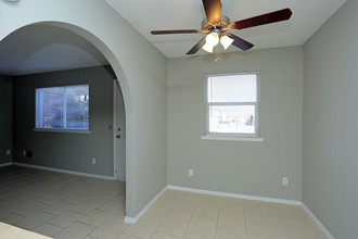 Lakewood Estates Apartments in Oklahoma City, OK - Building Photo - Interior Photo