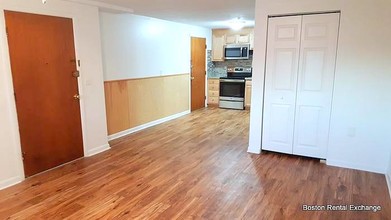 240 Belmont St-Unit -15 in Malden, MA - Foto de edificio - Building Photo