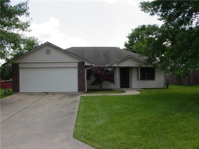 property at 904 Foxridge Dr