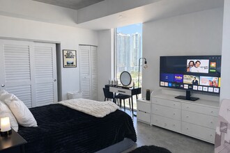 151 SE 1st St, Unit 1410 in Miami, FL - Foto de edificio - Building Photo