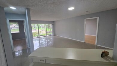 9055 Wiles Rd, Unit 5-106 in Coral Springs, FL - Building Photo - Building Photo