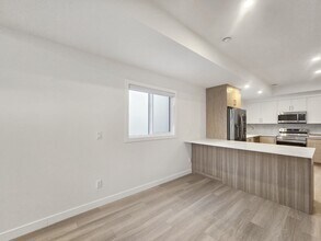 6123-6133 33 Ave NW in Calgary, AB - Building Photo - Building Photo