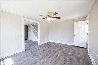 8 Buckingham Rd in Mansfield, CT - Building Photo - Building Photo