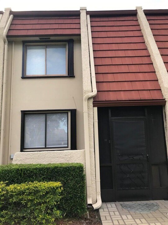 4557 Luxemburg Ct in Greenacres, FL - Building Photo