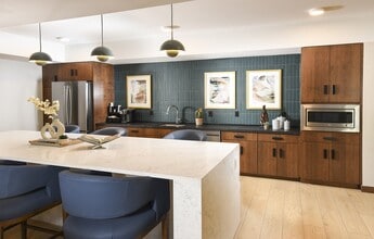 Juniper Square 55+ Apartments in Glendale, AZ - Foto de edificio - Building Photo