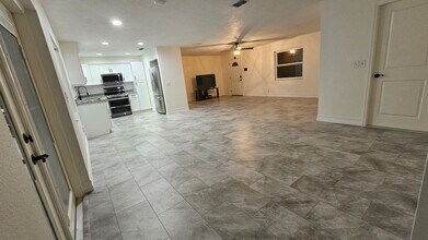 741 Fairhaven St NE in Palm Bay, FL - Foto de edificio - Building Photo