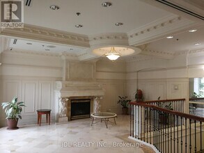 18 Sommerset Way in Toronto, ON - Building Photo - Building Photo