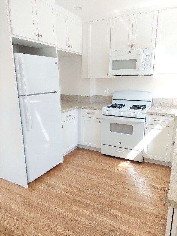 6640 Woodman Ave in Los Angeles, CA - Building Photo - Building Photo
