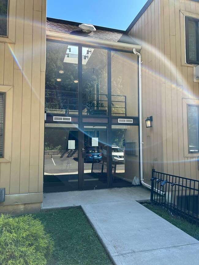 175 Mill Pond Rd in Hamden, CT - Foto de edificio - Building Photo