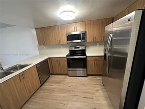9187 Fontainebleau Blvd in Miami, FL - Building Photo - Building Photo