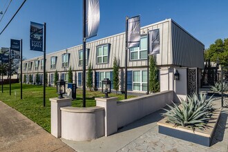 The Ashley at Bluffview Apartments in Dallas, TX - Foto de edificio - Building Photo