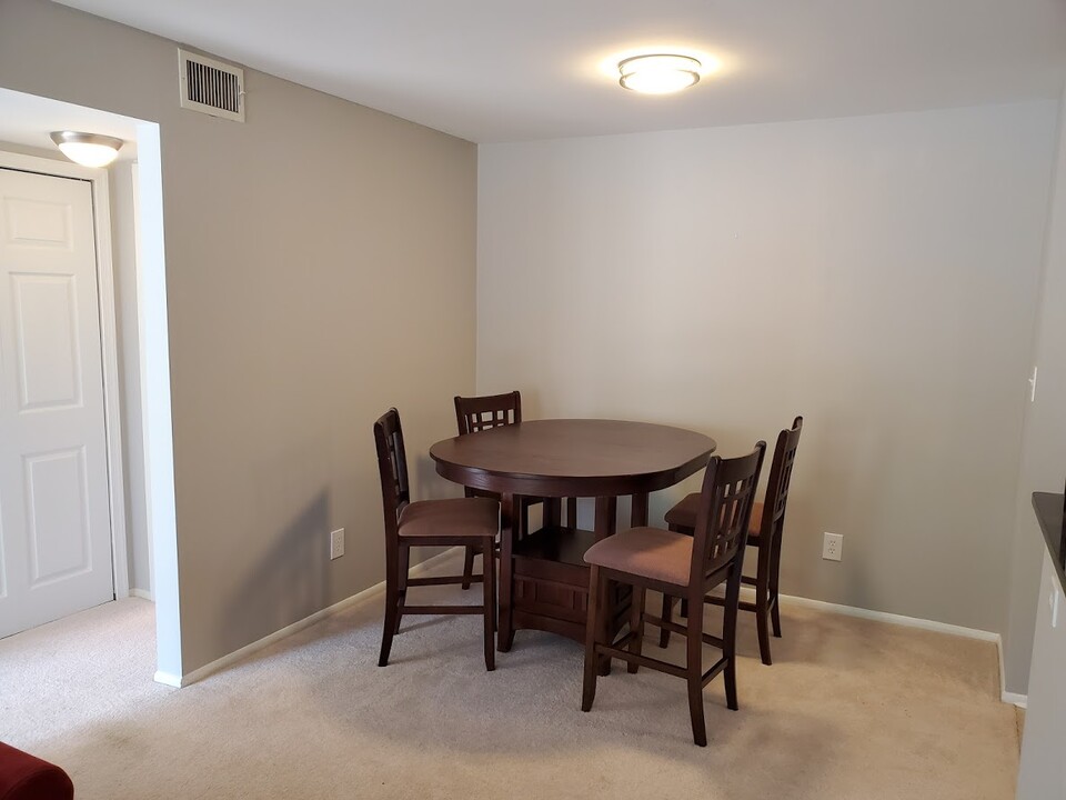 1715 Ascot Way Unit C, Unit C in Reston, VA - Foto de edificio