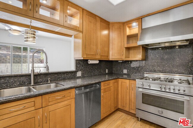 5164 Don Pio Dr in Los Angeles, CA - Building Photo - Building Photo