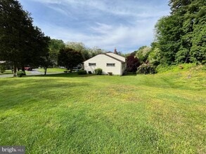 1213 Farmington Ln in West Chester, PA - Foto de edificio - Building Photo