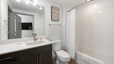 1001 S Center St, Unit 2140 in Arlington, TX - Foto de edificio - Building Photo