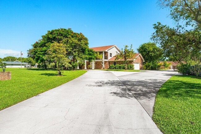 5065 Horseshoe Cir N in West Palm Beach, FL - Building Photo - Building Photo