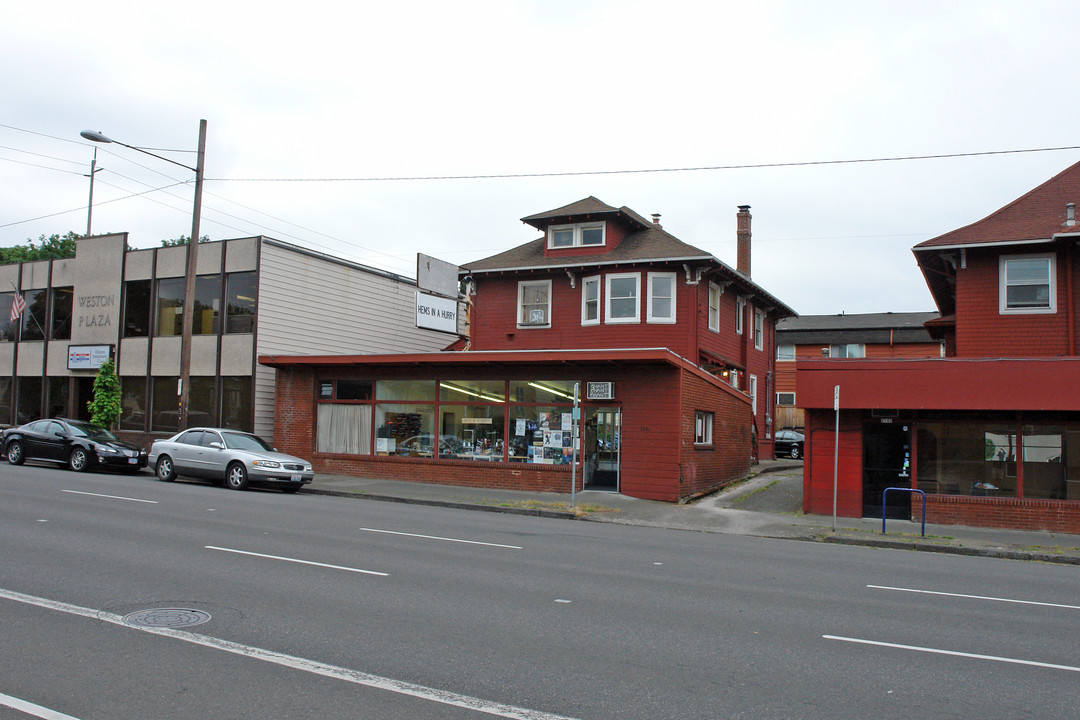 2144 NE Broadway St in Portland, OR - Building Photo