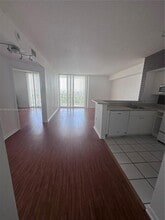 5077 NW 7th St in Miami, FL - Foto de edificio - Building Photo