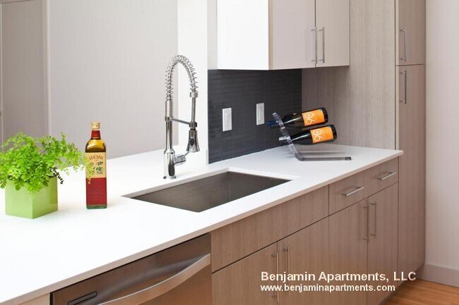 320 D St, Unit 119 in Boston, MA - Foto de edificio - Building Photo