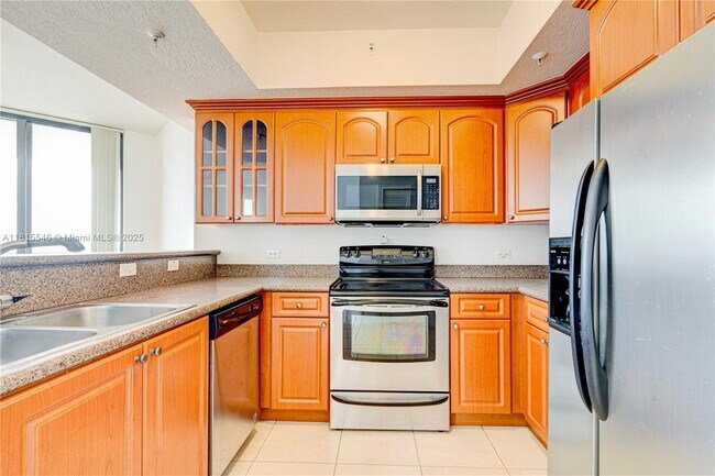 2301 SW 27th Ave, Unit 1400 in Miami, FL - Foto de edificio - Building Photo