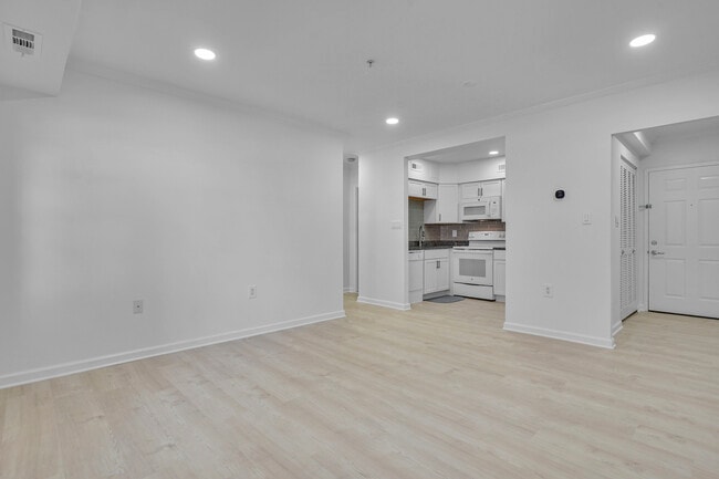 3609 38th St NW, Unit 208 in Washington, DC - Foto de edificio - Building Photo