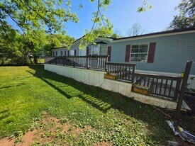 2200 Sugar Grove Valley Rd in Harriman, TN - Building Photo