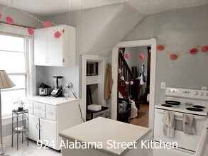 924 Alabama St in Lawrence, KS - Building Photo - Building Photo