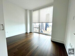 East 44th Street in New York, NY - Foto de edificio - Building Photo