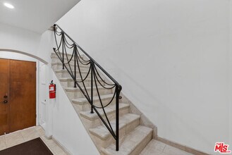 906 Croft Ave in West Hollywood, CA - Building Photo - Building Photo