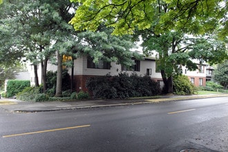 5902-5920 SE Milwaukie Ave in Portland, OR - Foto de edificio - Building Photo