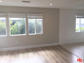 1121 N Sweetzer Ave in West Hollywood, CA - Foto de edificio - Building Photo
