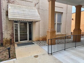 210 S Center St in Statesville, NC - Building Photo - Building Photo