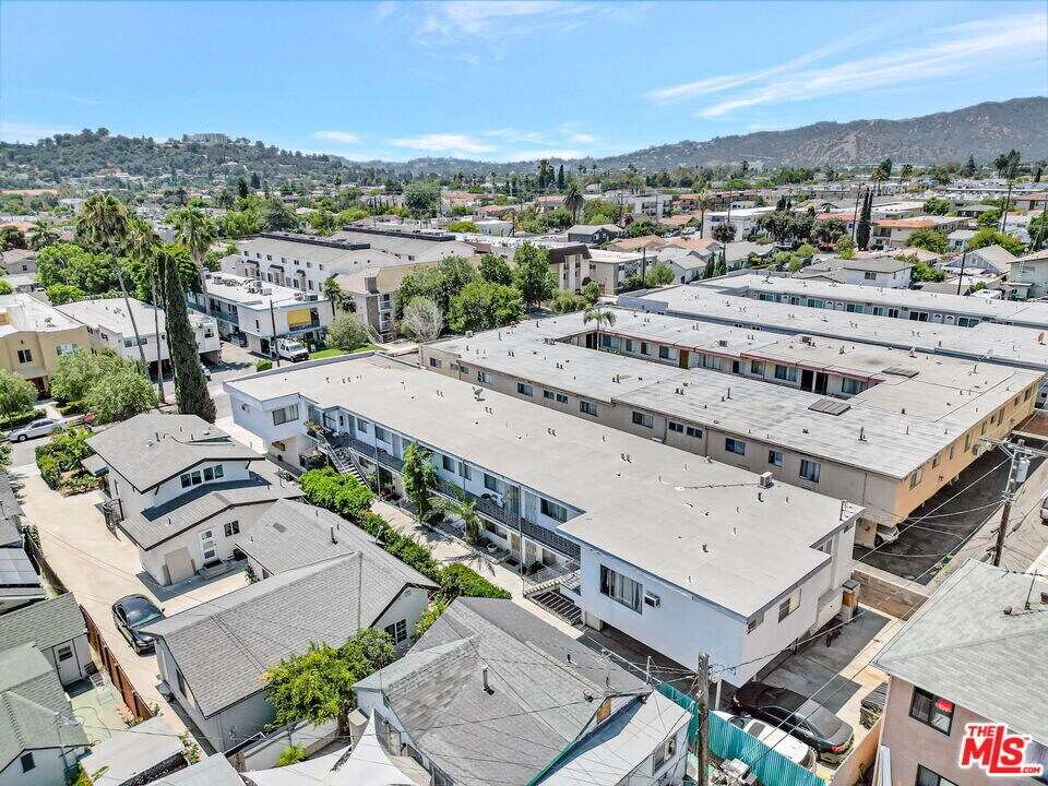 1135 E Elk Ave in Glendale, CA - Building Photo