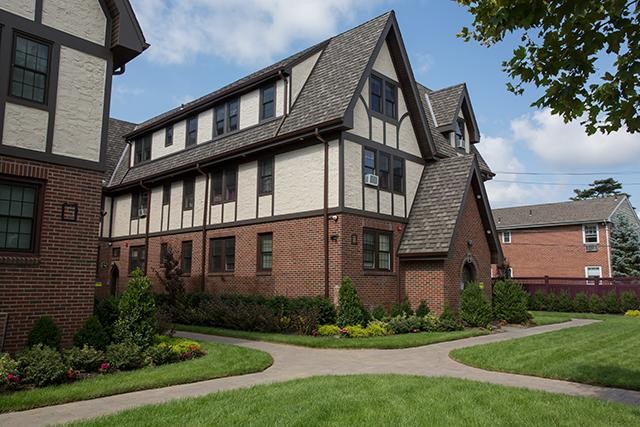 Fairfield Tudor At Bay Shore in Bay Shore, NY - Foto de edificio - Building Photo