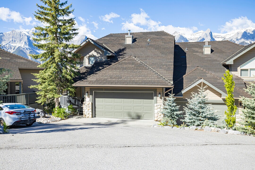 2 Aspen Gln in Canmore, AB - Building Photo