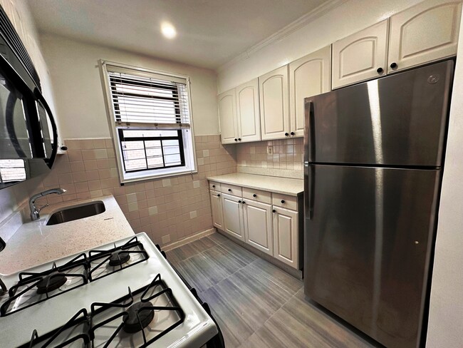 150 West End Ave, Unit 5H in Brooklyn, NY - Foto de edificio - Building Photo