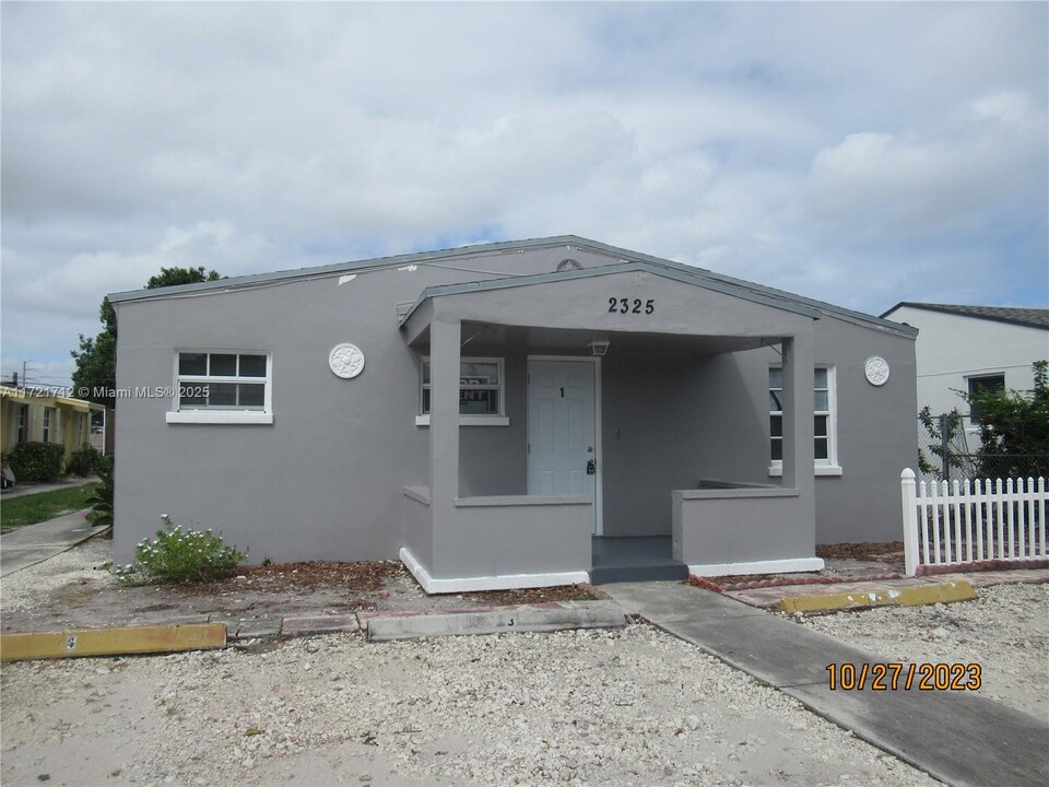 2325 Madison St in Hollywood, FL - Building Photo