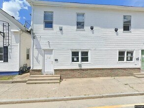 55 Roberts St, Unit 28 in West Warwick, RI - Foto de edificio - Building Photo