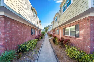 13214 Bunn Cir, Unit 73 in Tampa, FL - Building Photo - Building Photo