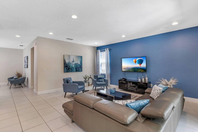 7462 Marker Ave in Kissimmee, FL - Foto de edificio - Building Photo