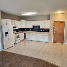 1335 SE Florence Dr in Waukee, IA - Building Photo - Building Photo