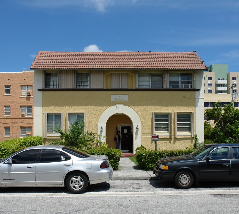 2271 SW 9th St in Miami, FL - Building Photo