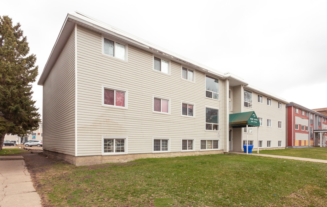 Robin Manor in Edmonton, AB - Building Photo