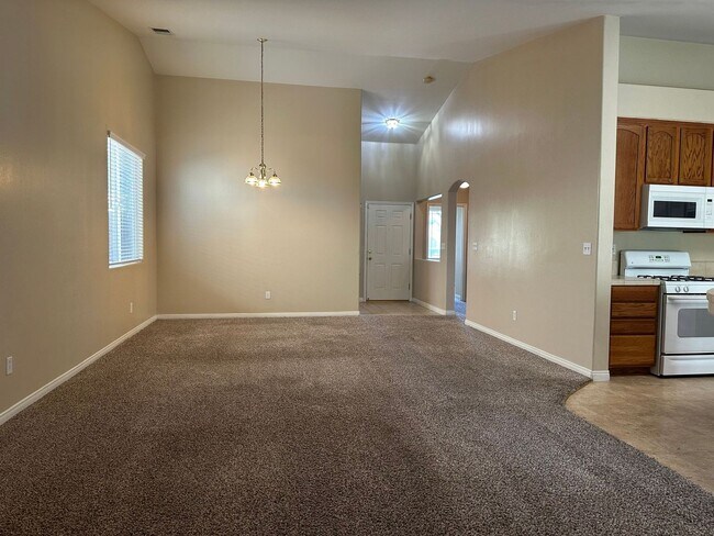 11710 Stratosphere Ave in Bakersfield, CA - Building Photo - Building Photo