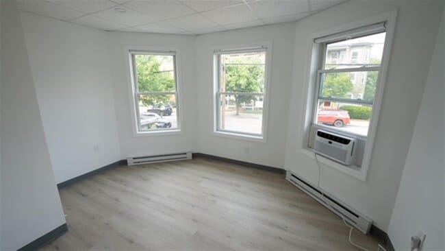 303 Boston Ave, Unit A in Medford, MA - Foto de edificio - Building Photo