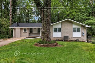 1949 Fort Valley Dr in East Point, GA - Building Photo