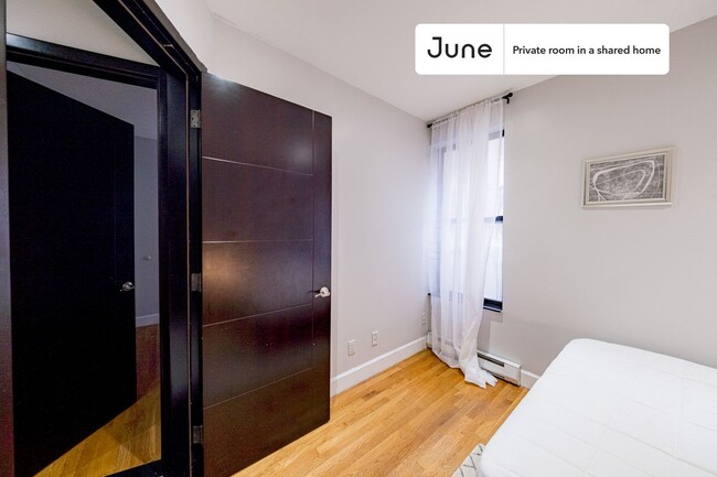 Private bedroom in 3 bed/1 bath Home in New York, NY - Building Photo - Building Photo